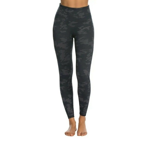 NEW SPANX LOOK AT ME NOW SEAMLESS LEGGINGS ' FL3515 ' BLACK CAMO SIZE - M (B147) - Picture 1 of 3